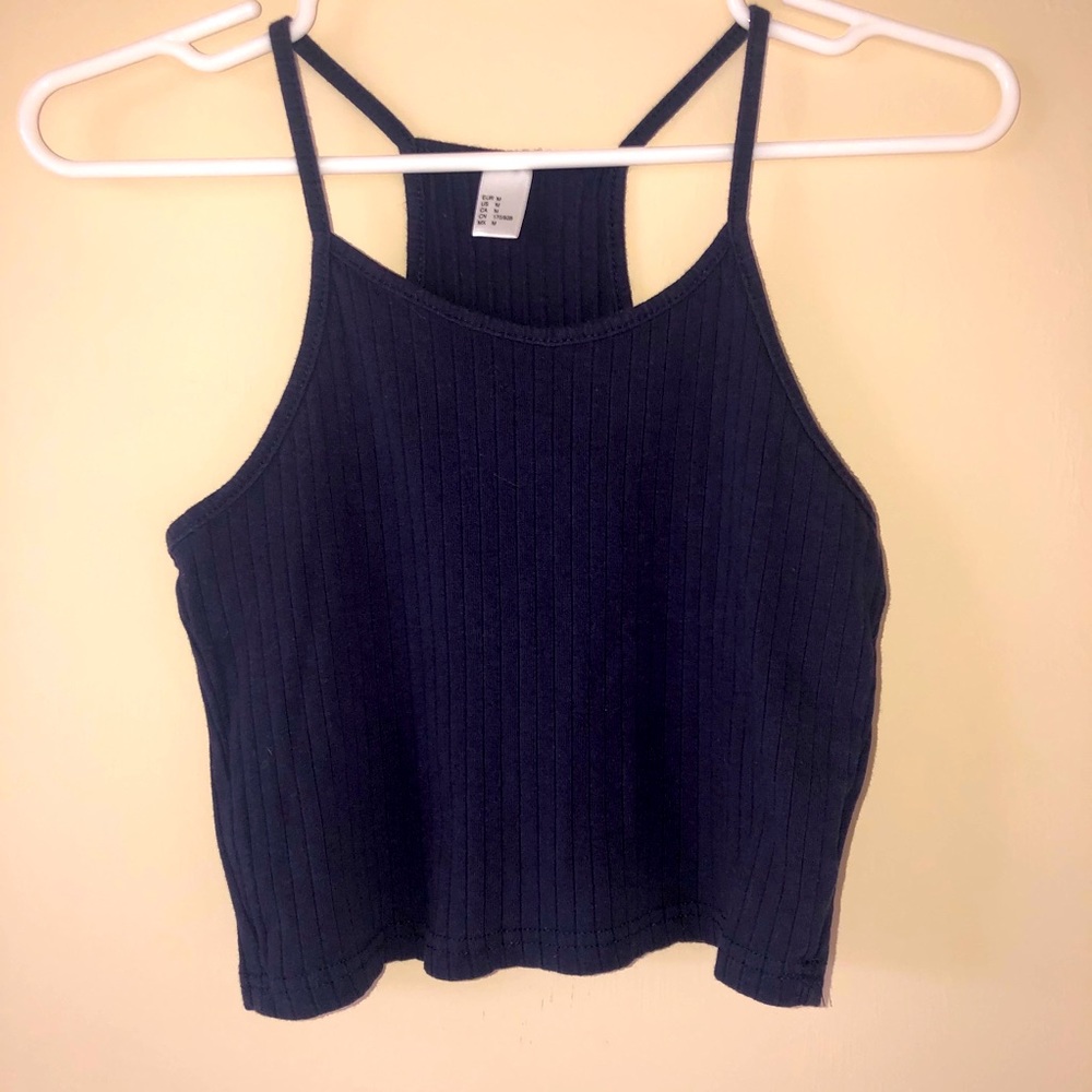Crop top that is sleeveless and light weight